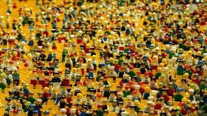 Menschenmasse aus Lego-Männchen