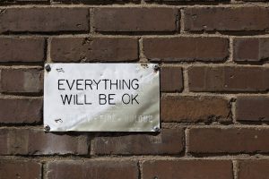 Schild an Backsteinmauerwand mit der Aufschrift 'Everything will be ok'